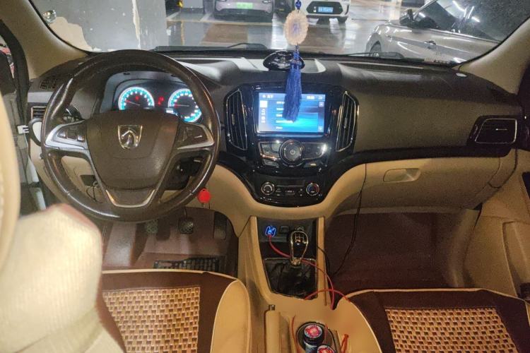 Used Baojun 730 2014 1.5L manual luxury trim 7 seats Center Console