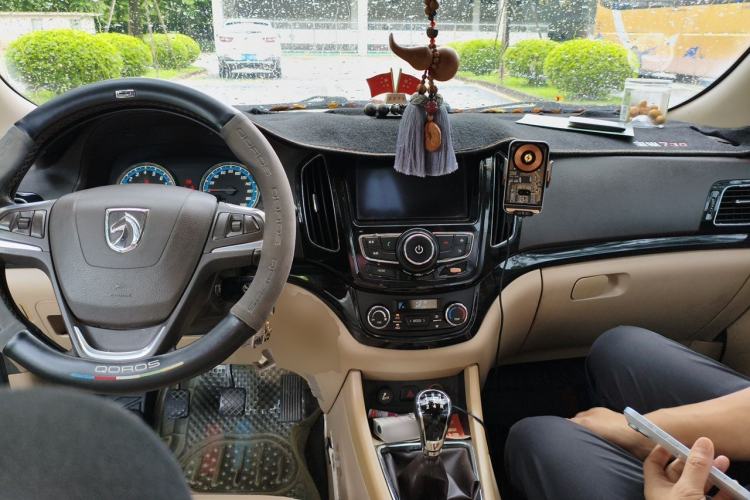 Used Baojun 730 2014 1.5L Manual Luxury Navigation ESP Version 7 Seats Center Console