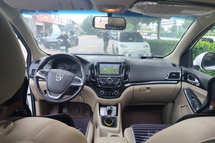 Used Baojun 730 2014 1.5L manual luxury trim 7 seats Center Console