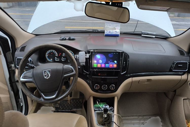 Used Baojun 730 2014 1.5L manual Comfort version 7 seats Center Console