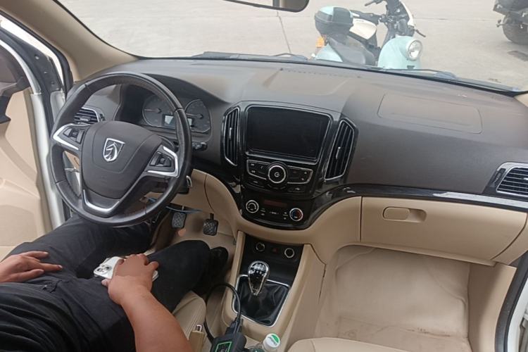 Used Baojun 730 2014 1.5L manual luxury trim 7 seats Center Console
