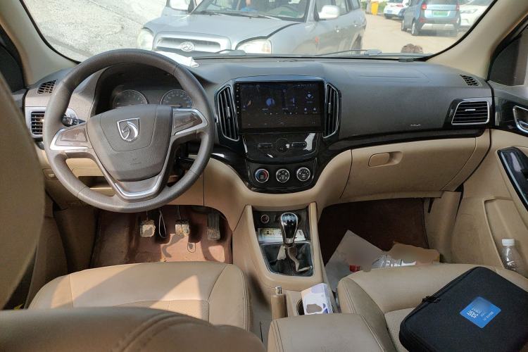 Used Baojun 730 2014 1.8L manual Comfort trim 7-seater Center Console
