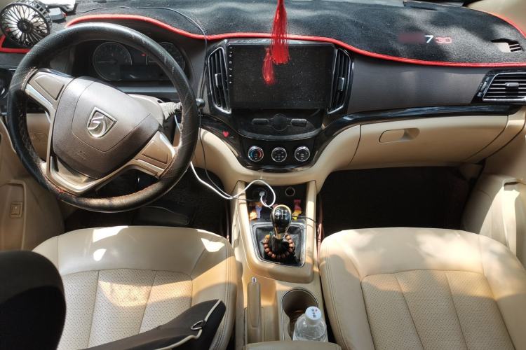 Used Baojun 730 2014 1.5L manual Comfort version 7 seats Center Console