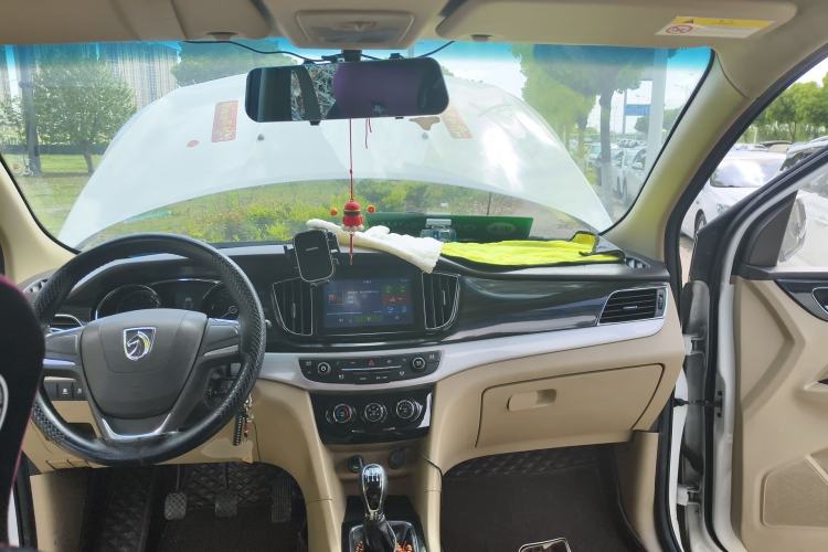 Used Baojun 730 2014 1.5L manual Comfort version 7 seats Center Console