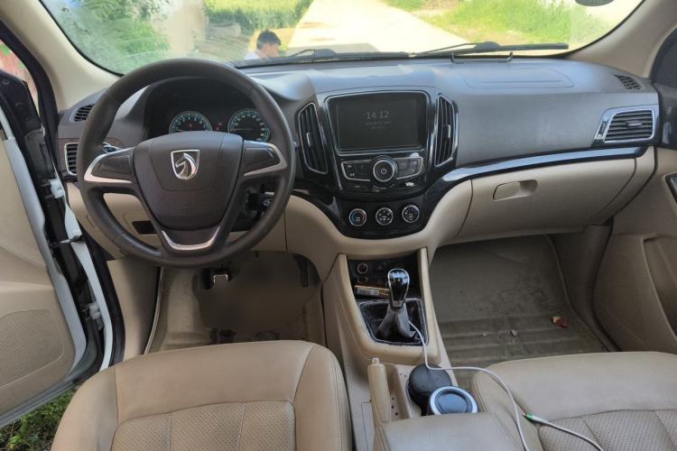 Used Baojun 730 2014 1.5L manual Comfort version 7 seats Center Console