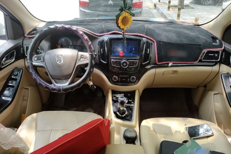 Used Baojun 730 2014 1.5L Manual Luxury Navigation ESP Version 7 Seats Center Console