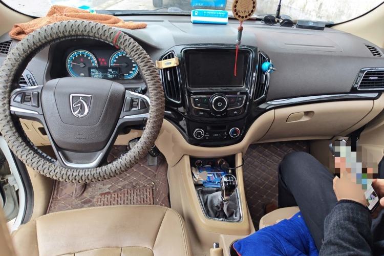 Used Baojun 730 2014 1.5L manual luxury trim 7 seats Center Console