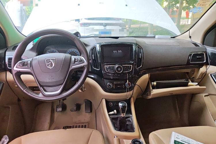 Used Baojun 730 2014 1.5L Manual Luxury Navigation ESP Version 7 Seats Center Console