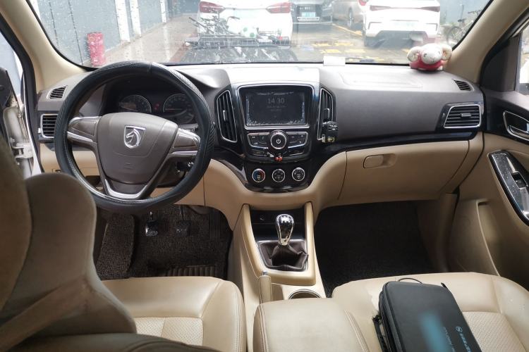 Used Baojun 730 2014 1.5L manual Comfort version 7 seats Center Console