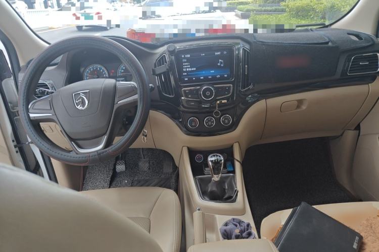 Used Baojun 730 2014 1.5L manual Comfort version 7 seats Center Console