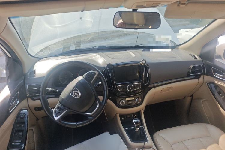 Used Baojun 730 2014 1.5L manual luxury trim 7 seats Center Console
