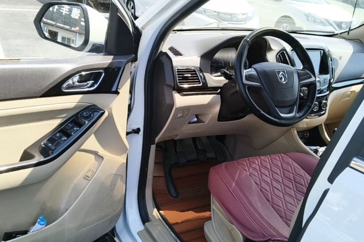 Used Baojun 730 2014 1.5L manual Comfort ESP version 7 seats Driver Seat