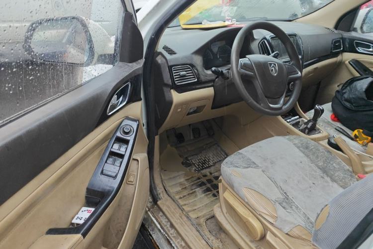 Used Baojun 730 2014 1.5L manual Comfort version 7 seats Driver Seat