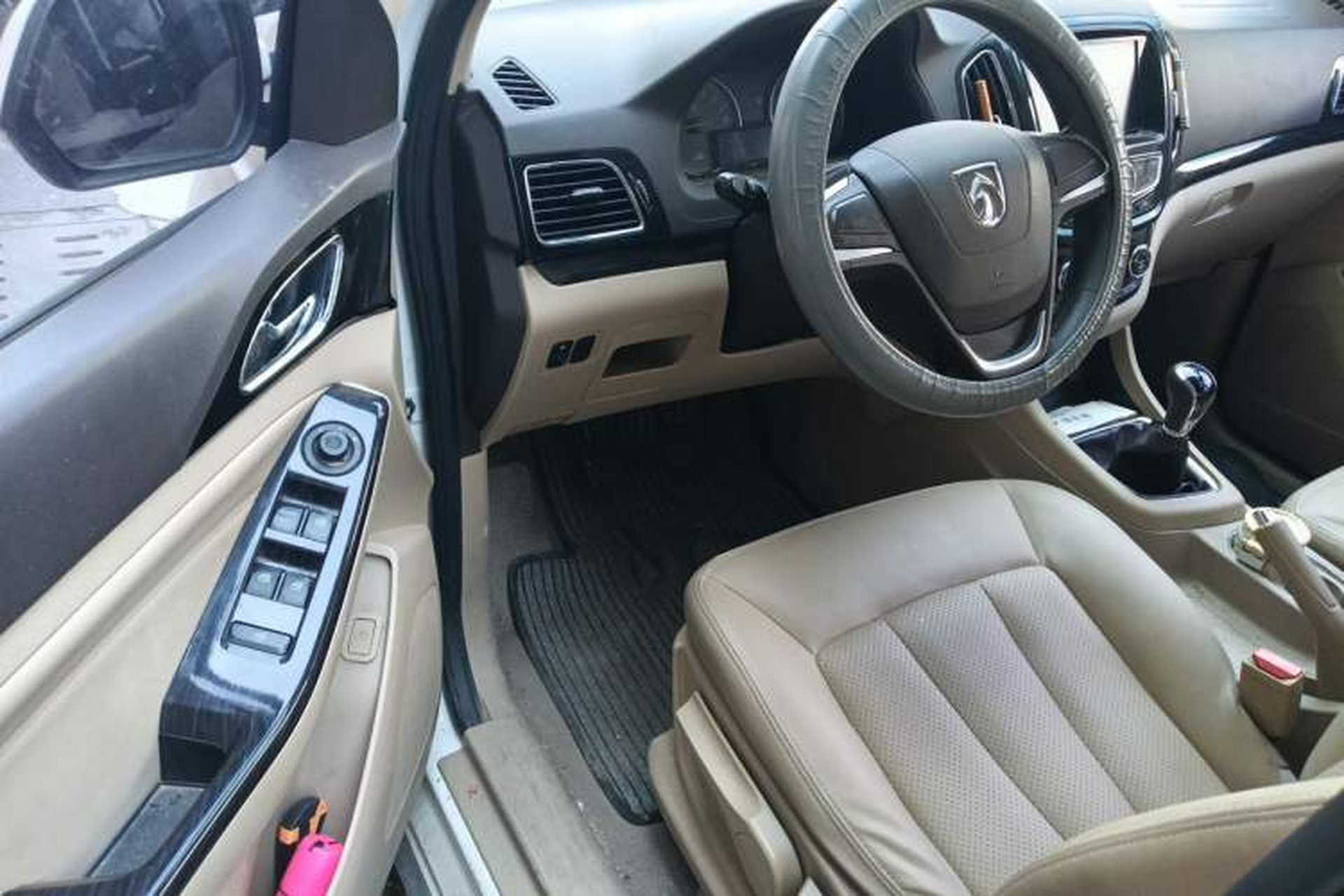Used Baojun 730 2014 1.5L manual Comfort version 7 seats Driver Seat