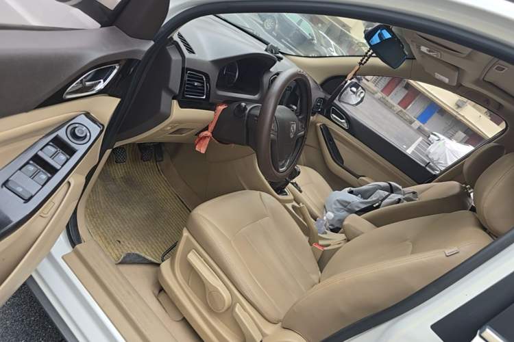 Used Baojun 730 2014 1.5L manual luxury trim 7 seats Driver Seat