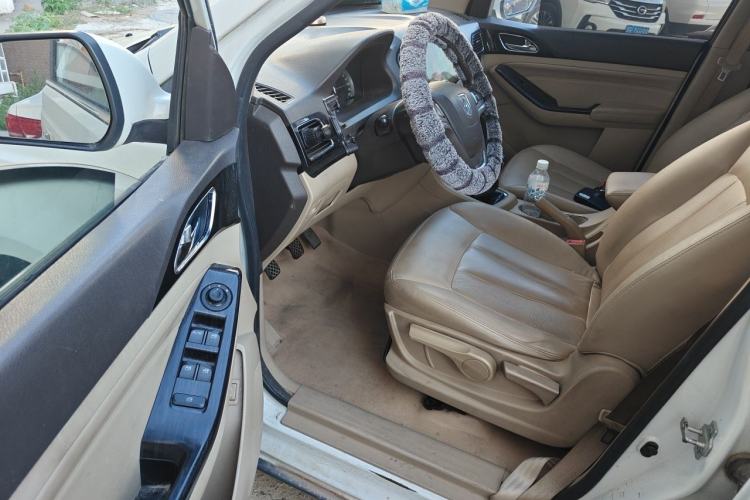 Used Baojun 730 2014 1.5L manual luxury trim 7 seats Driver Seat