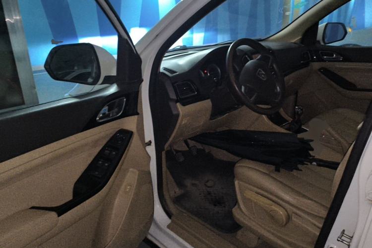 Used Baojun 730 2014 1.5L manual Comfort ESP version 7 seats Driver Seat