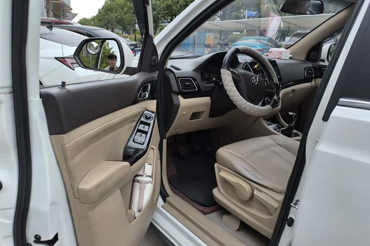 Used Baojun 730 2014 1.5L manual Comfort version 7 seats Driver Seat