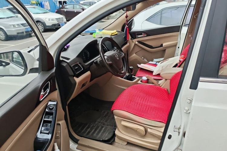 Used Baojun 730 2014 1.5L manual luxury trim 7 seats Driver Seat