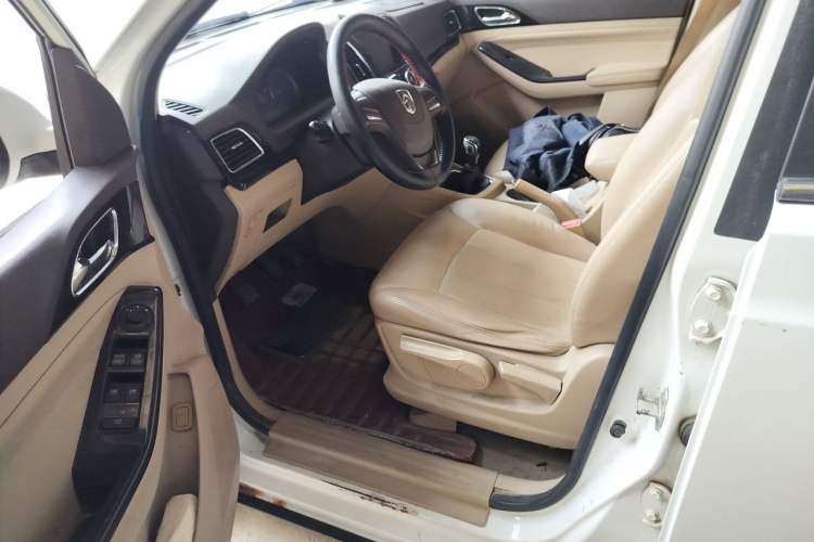 Used Baojun 730 2014 1.5L manual Comfort version 7 seats Driver Seat