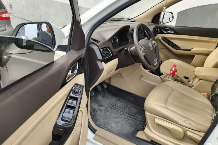 Used Baojun 730 2014 1.5L manual Comfort ESP version 7 seats Driver Seat