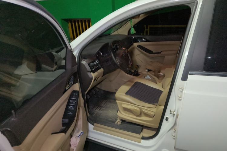 Used Baojun 730 2014 1.5L manual luxury trim 7 seats Driver Seat
