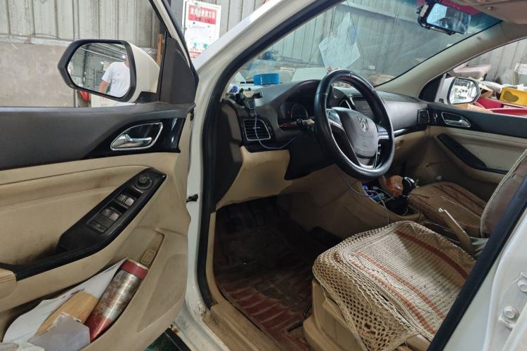 Used Baojun 730 2014 1.5L manual Comfort version 7 seats Driver Seat