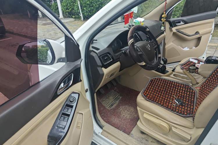Used Baojun 730 2014 1.5L manual luxury trim 7 seats Driver Seat