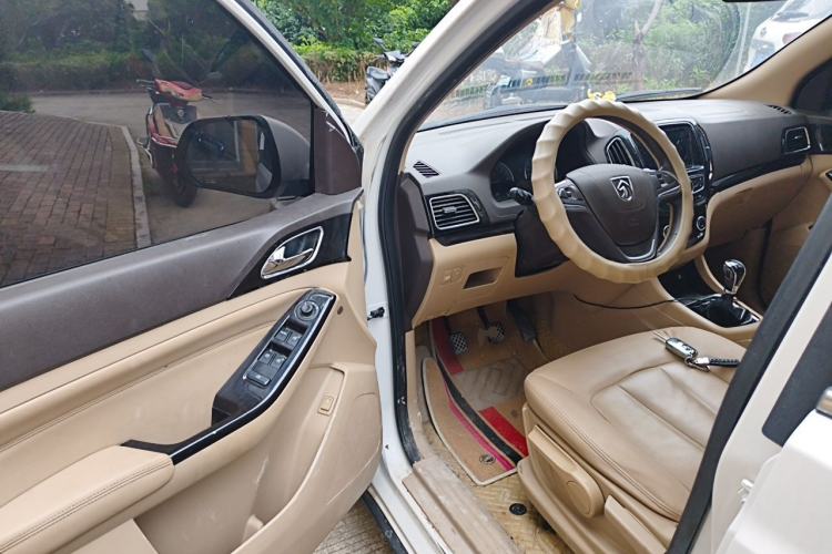 Used Baojun 730 2014 1.5L manual luxury trim 7 seats Driver Seat