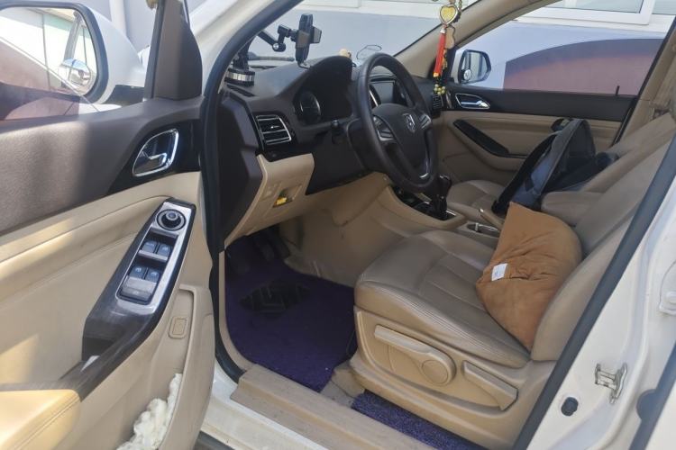 Used Baojun 730 2014 1.5L manual Comfort version 7 seats Driver Seat