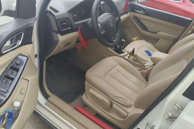 Used Baojun 730 2014 1.5L manual Comfort version 7 seats Driver Seat