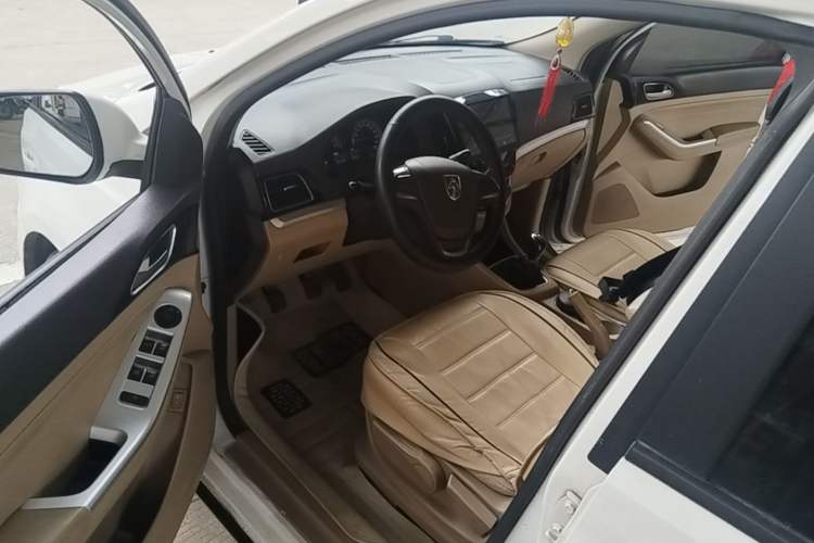 Used Baojun 730 2014 1.5L manual standard version 5 seats Driver Seat