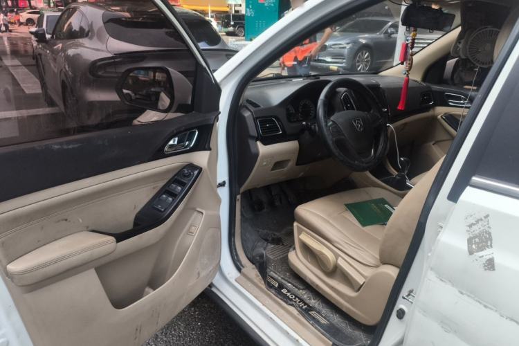 Used Baojun 730 2014 1.5L manual Comfort version 7 seats Driver Seat