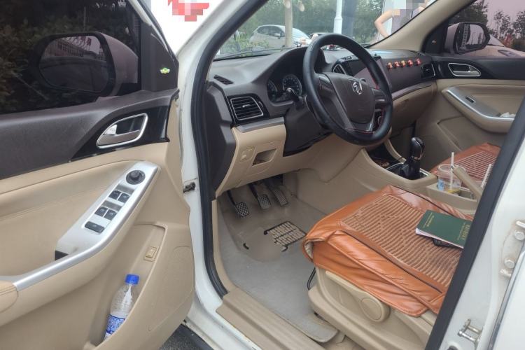 Used Baojun 730 2014 1.5L manual standard trim 7 seats Driver Seat