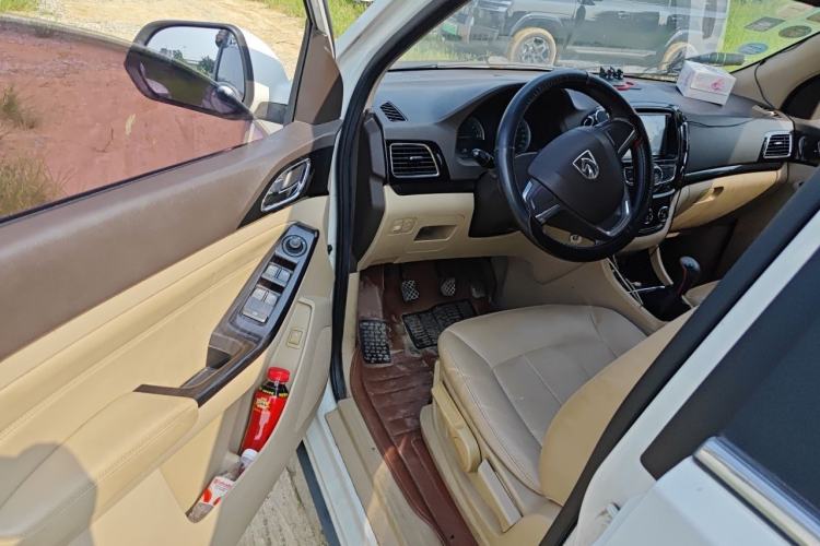 Used Baojun 730 2014 1.5L manual Comfort version 7 seats Driver Seat