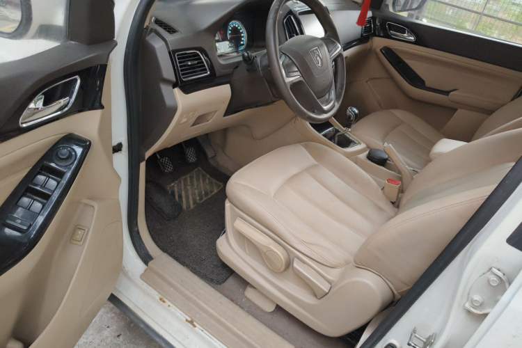Used Baojun 730 2014 1.5L manual Comfort version 7 seats Driver Seat
