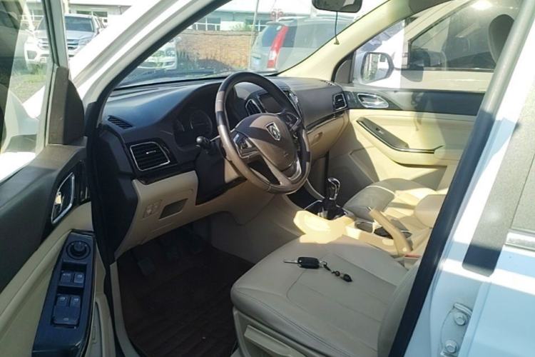 Used Baojun 730 2014 1.5L manual luxury trim 7 seats Driver Seat