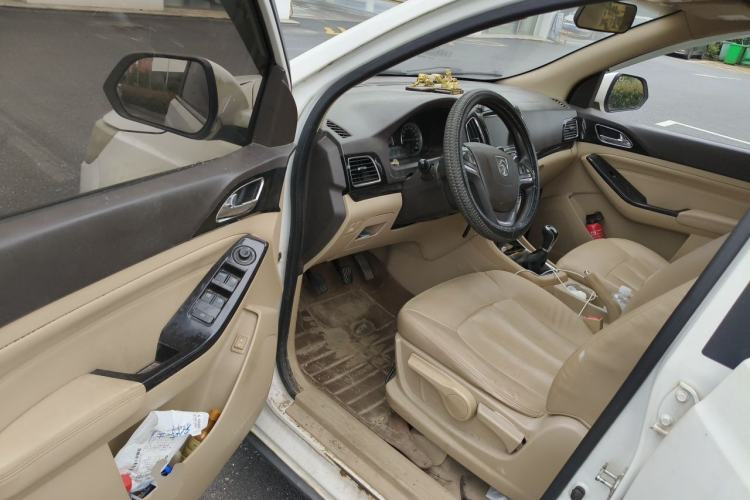 Used Baojun 730 2014 1.5L manual luxury trim 7 seats Driver Seat