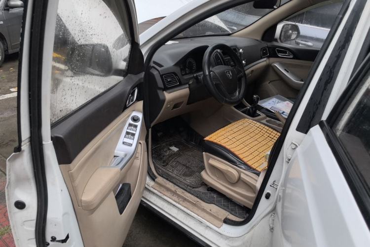 Used Baojun 730 2014 1.5L manual standard trim 7 seats Driver Seat
