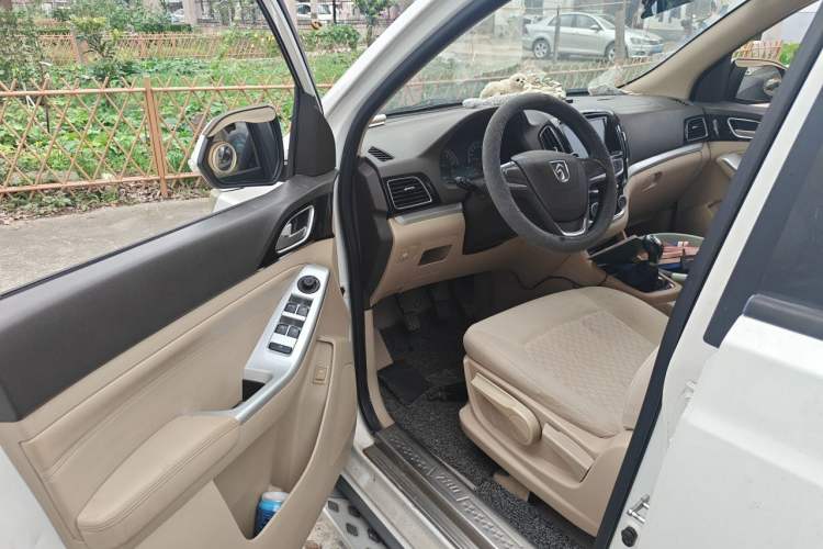 Used Baojun 730 2014 1.5L manual standard trim 7 seats Driver Seat