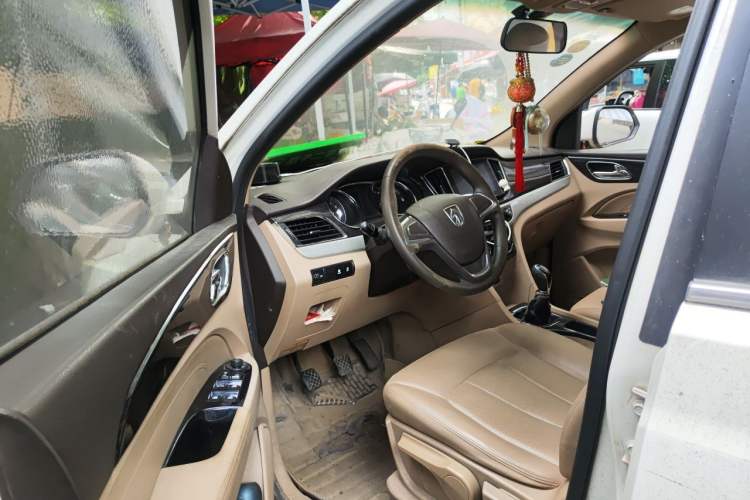 Used Baojun 730 2014 1.5L manual Comfort version 7 seats Driver Seat