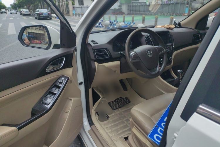 Used Baojun 730 2014 1.5L manual Comfort version 7 seats Driver Seat