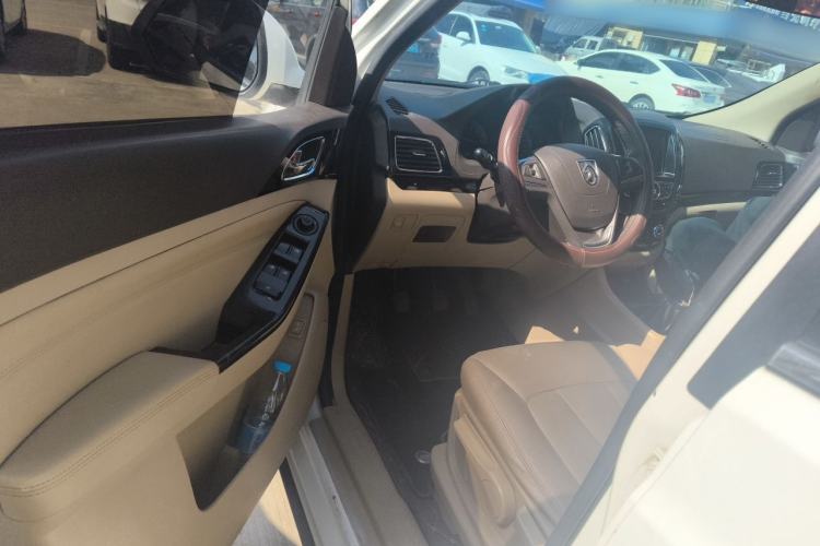 Used Baojun 730 2014 1.5L manual luxury trim 7 seats Driver Seat