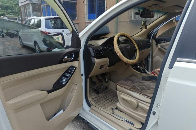 Used Baojun 730 2014 1.5L manual Comfort version 7 seats Driver Seat