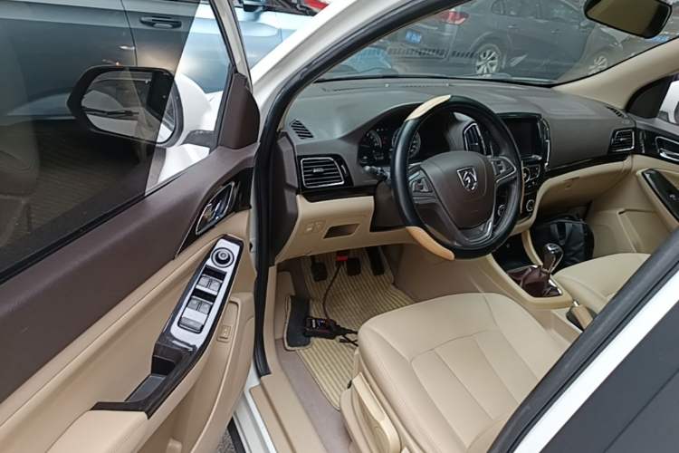 Used Baojun 730 2014 1.5L Manual Luxury Navigation ESP Version 7 Seats Driver Seat