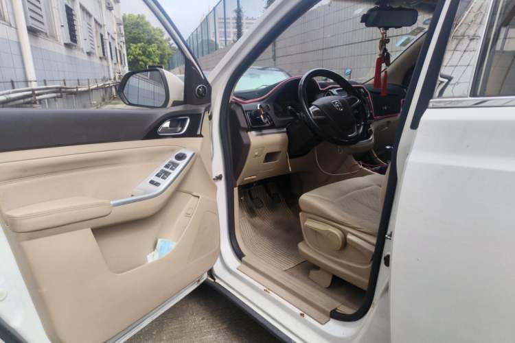 Used Baojun 730 2014 1.5L manual standard trim 7 seats Driver Seat