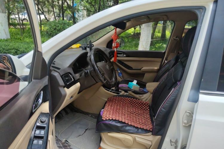 Used Baojun 730 2014 1.5L manual Comfort version 7 seats Driver Seat