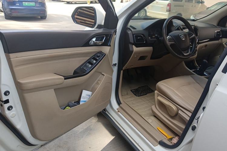 Used Baojun 730 2014 1.5L manual Comfort version 7 seats Driver Seat
