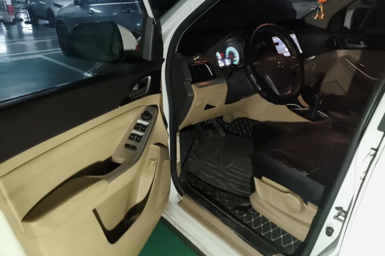 Used Baojun 730 2014 1.5L manual standard trim 7 seats Driver Seat