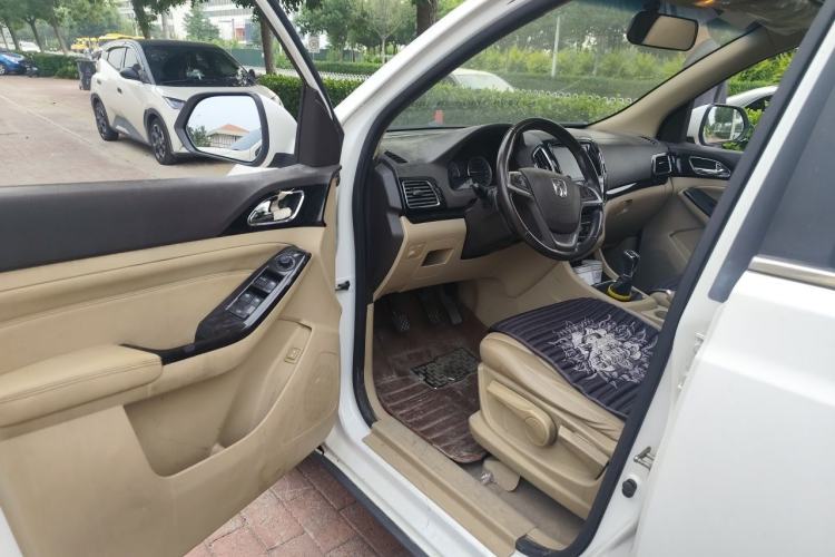 Used Baojun 730 2014 1.5L manual luxury trim 7 seats Driver Seat